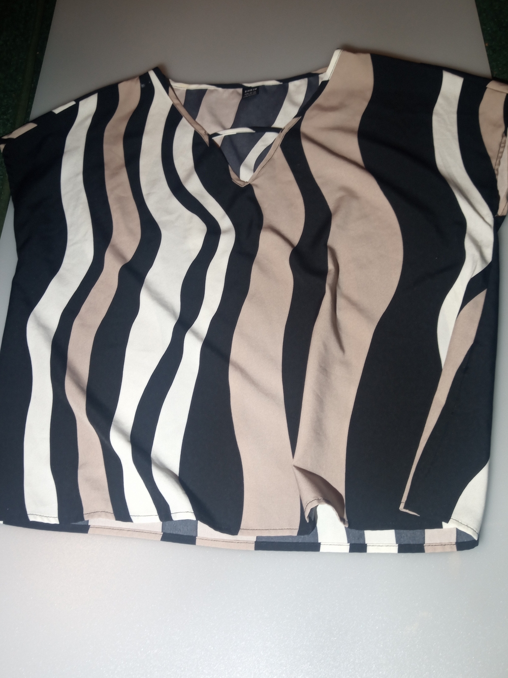 SHEIN Black, White & Beige Wavy Stripe V-Neck Top